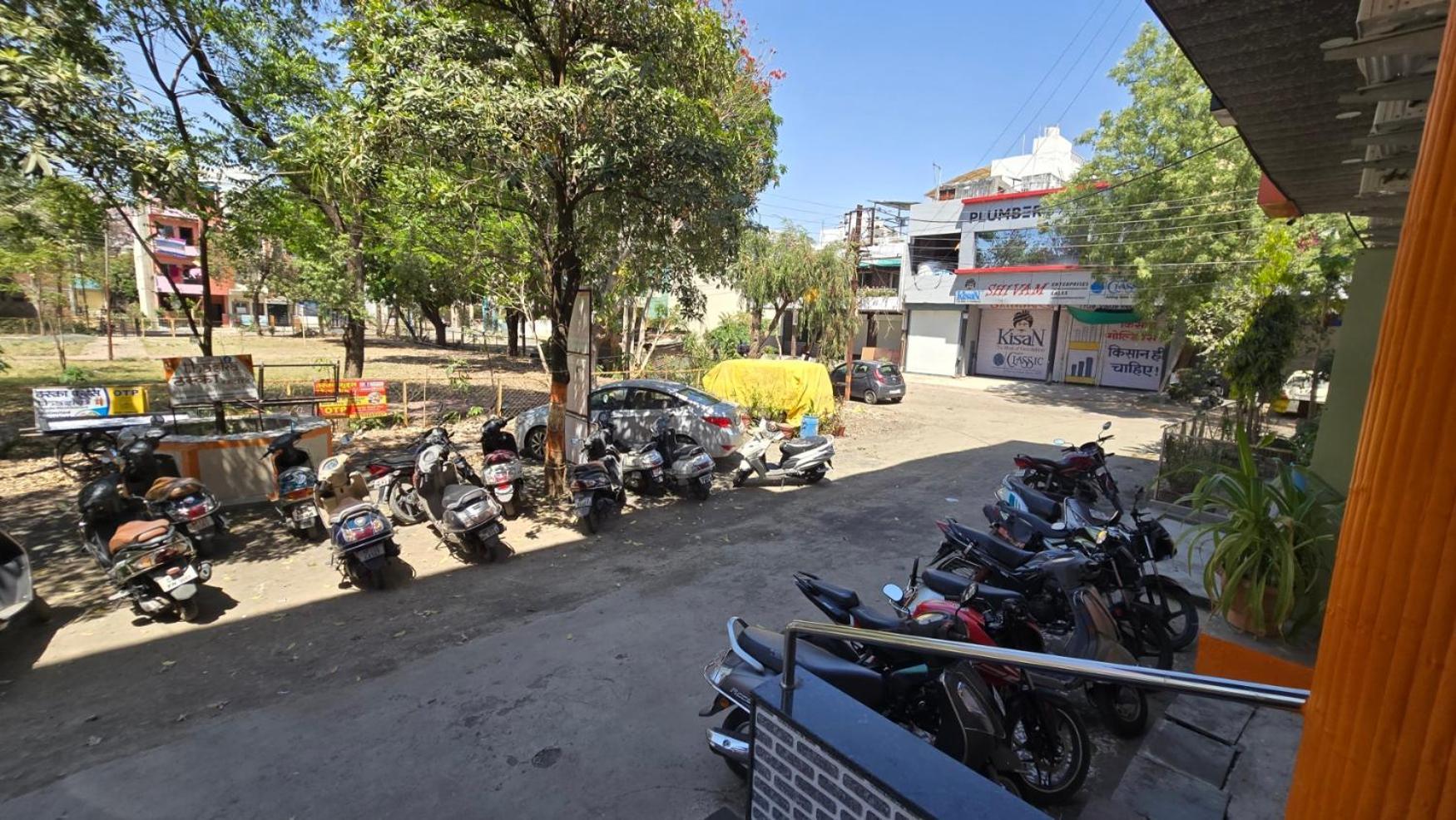 Hotel Maheshwari Green'S Ujjain Bagian luar foto