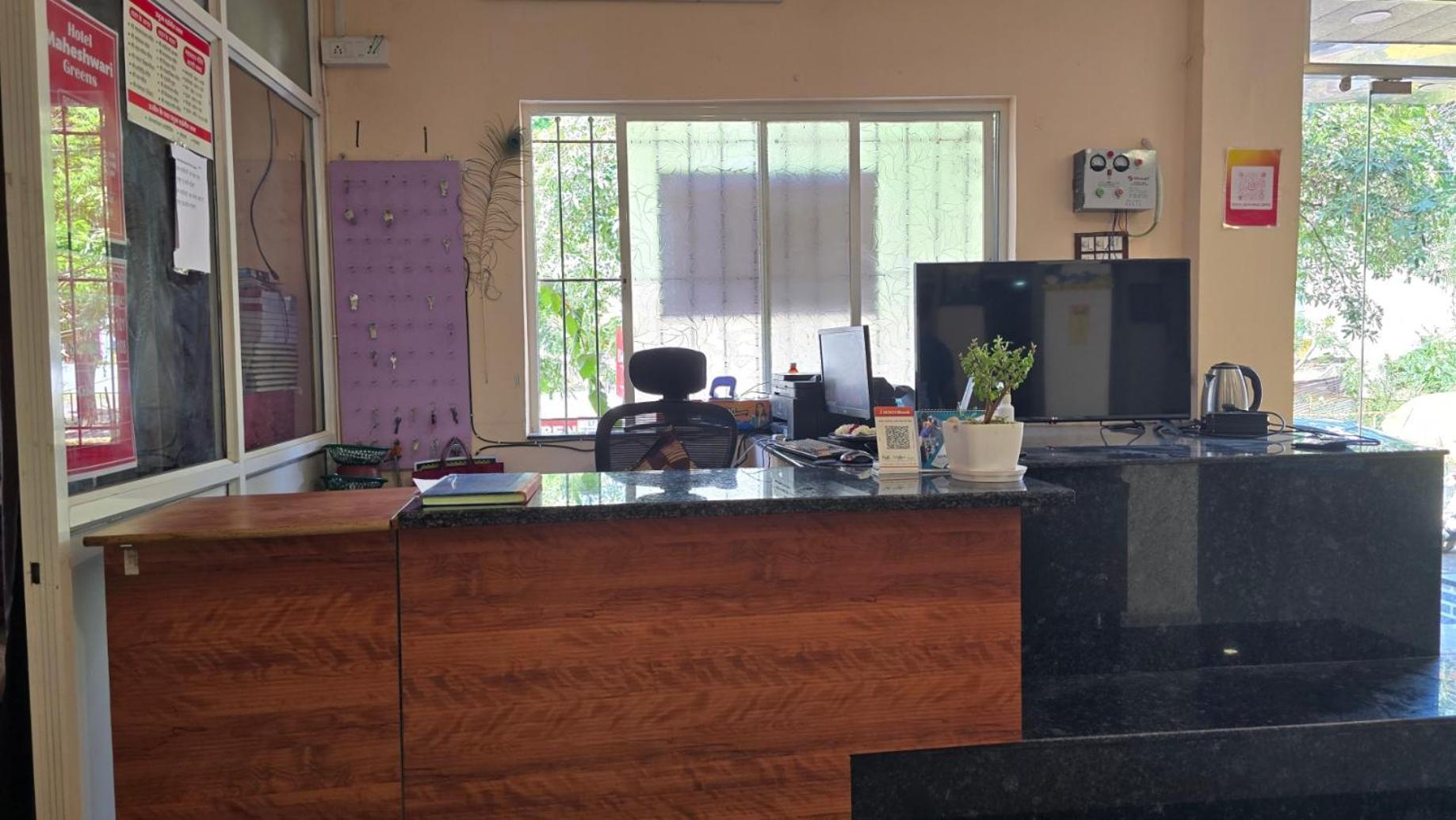 Hotel Maheshwari Green'S Ujjain Bagian luar foto
