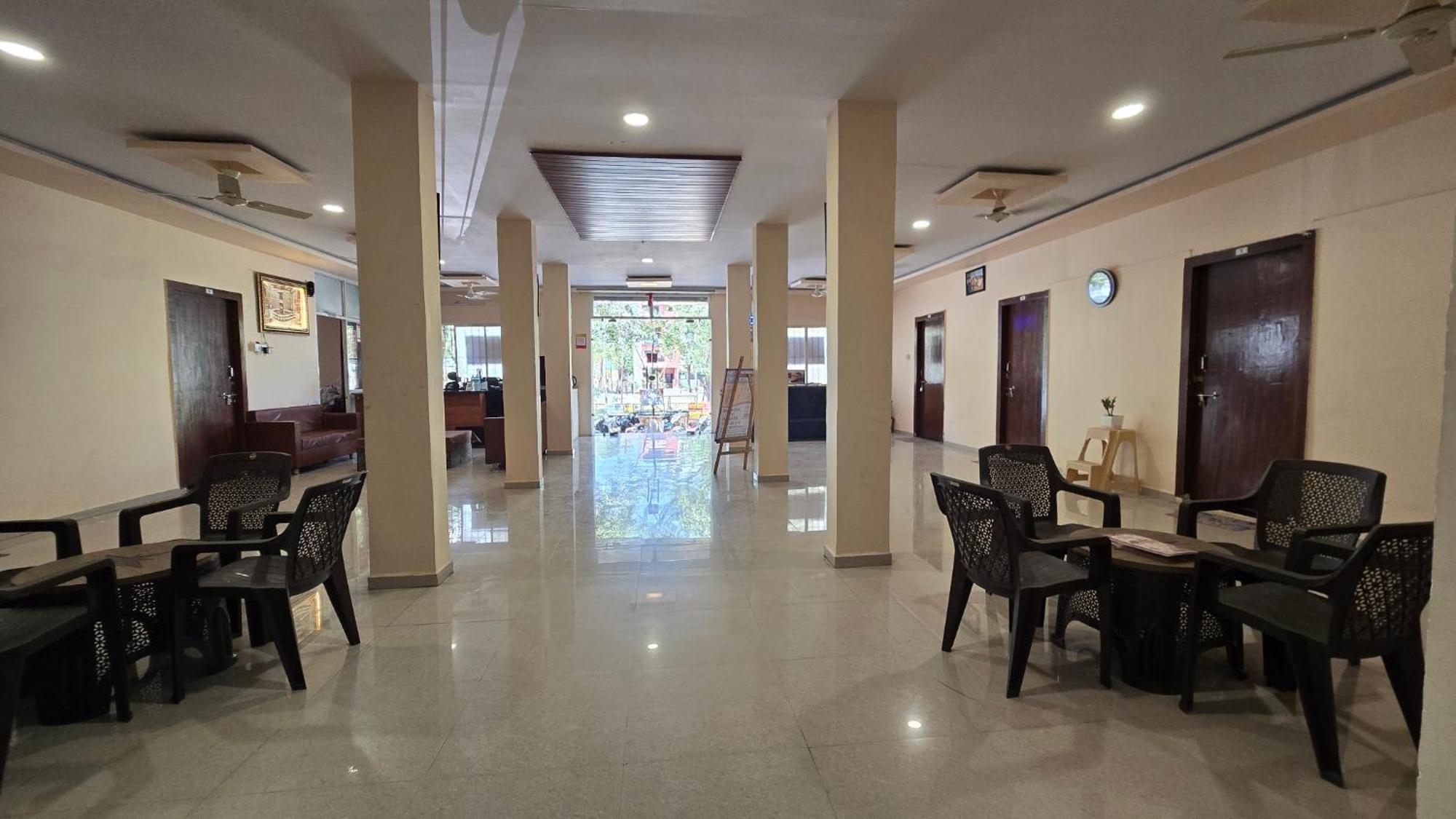 Hotel Maheshwari Green'S Ujjain Bagian luar foto