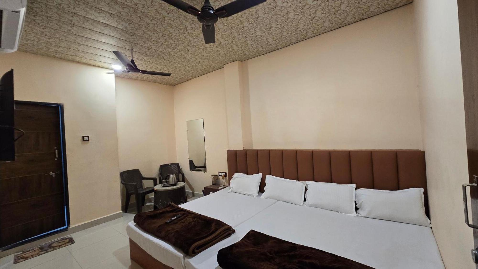 Hotel Maheshwari Green'S Ujjain Bagian luar foto