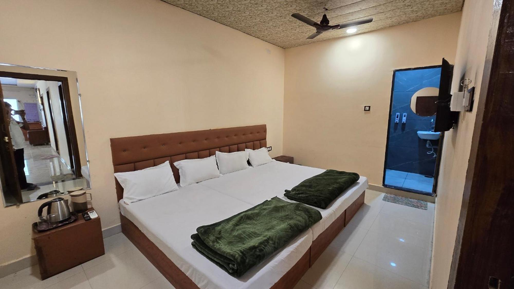 Hotel Maheshwari Green'S Ujjain Bagian luar foto