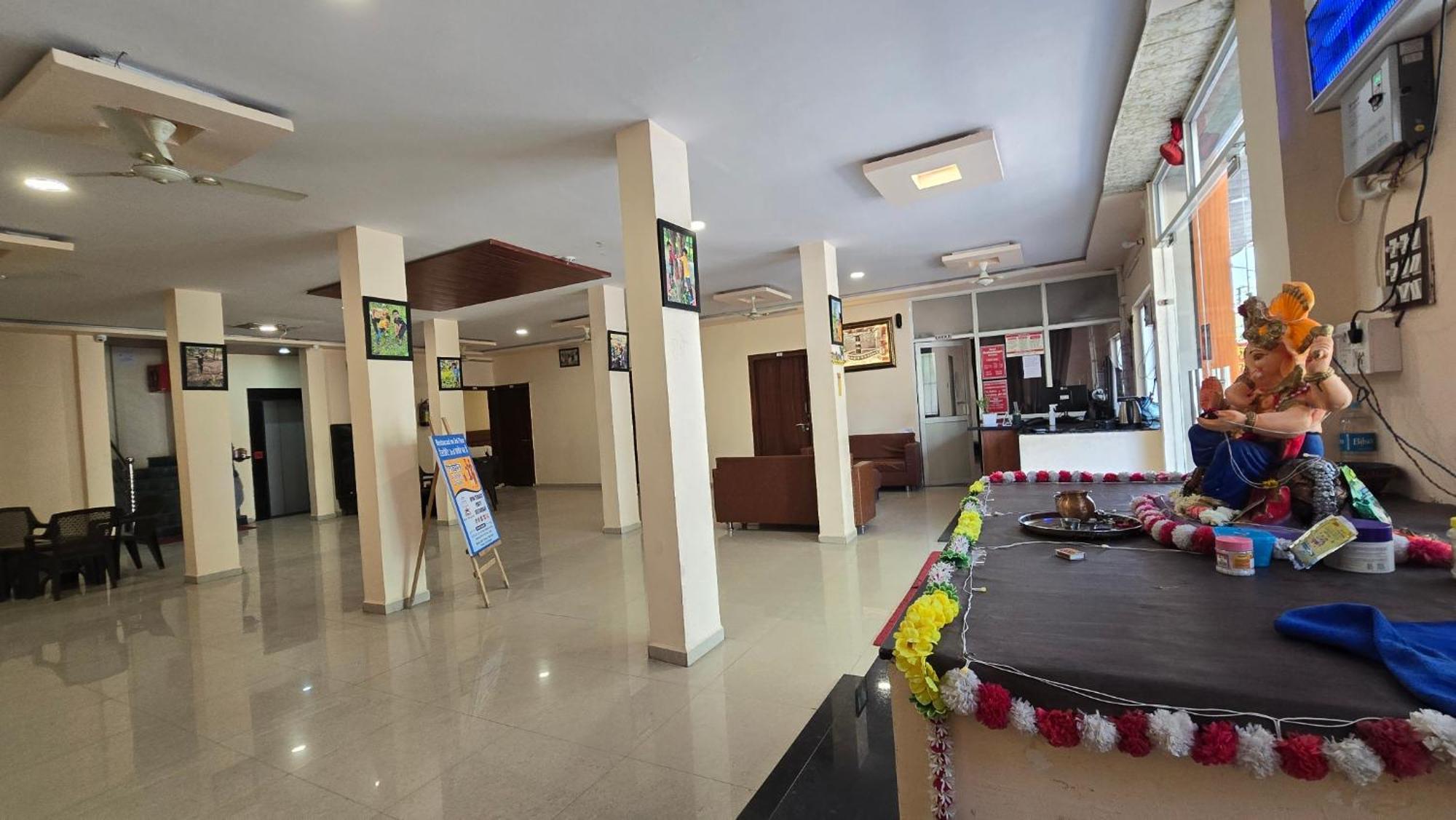 Hotel Maheshwari Green'S Ujjain Bagian luar foto