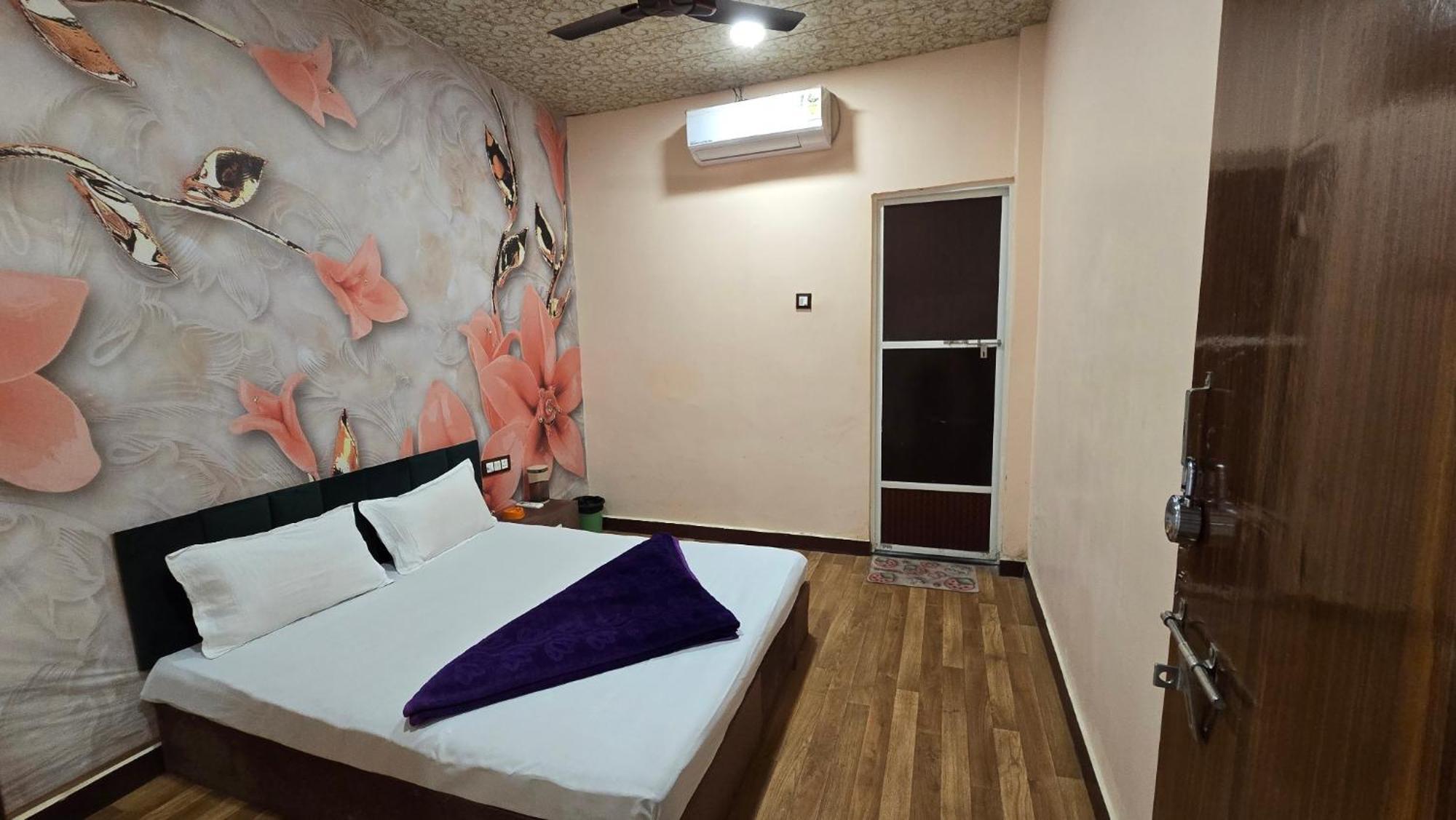 Hotel Maheshwari Green'S Ujjain Bagian luar foto