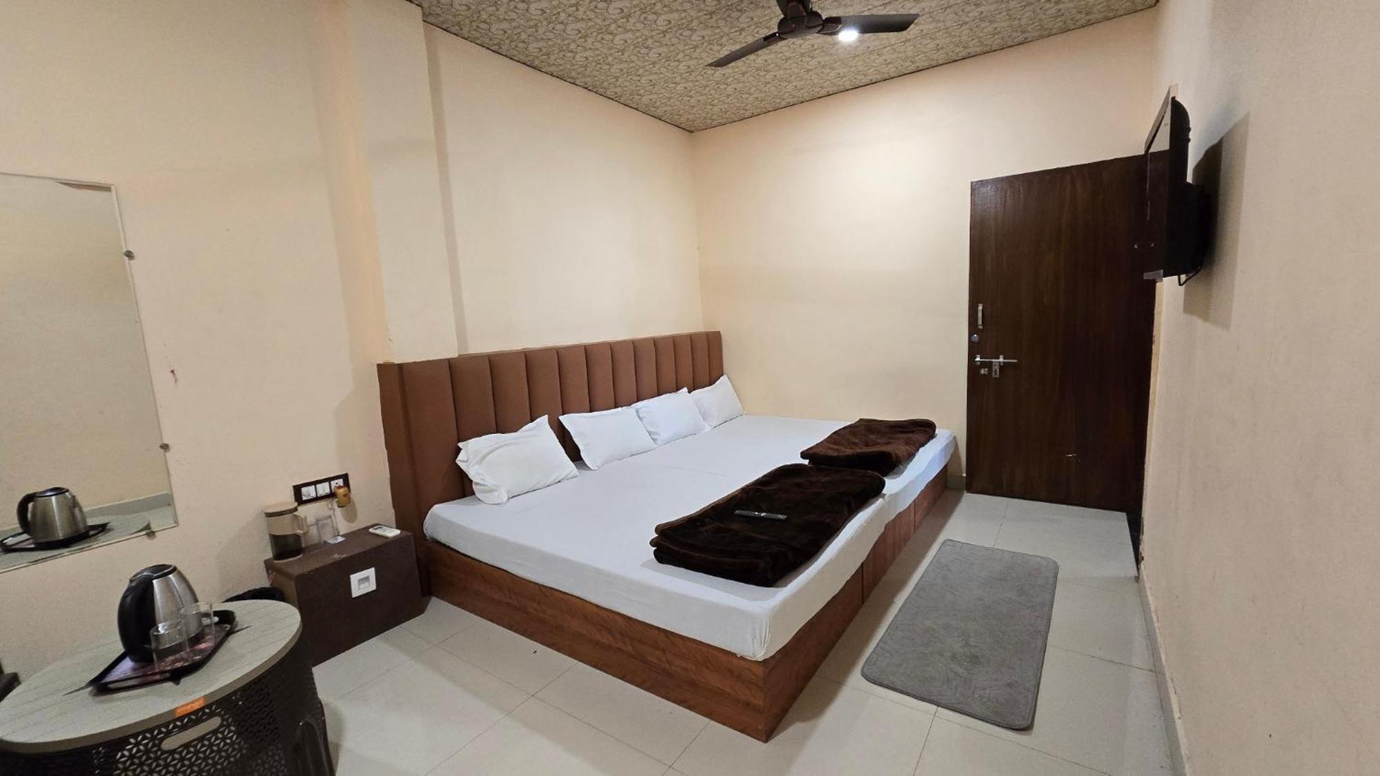 Hotel Maheshwari Green'S Ujjain Bagian luar foto