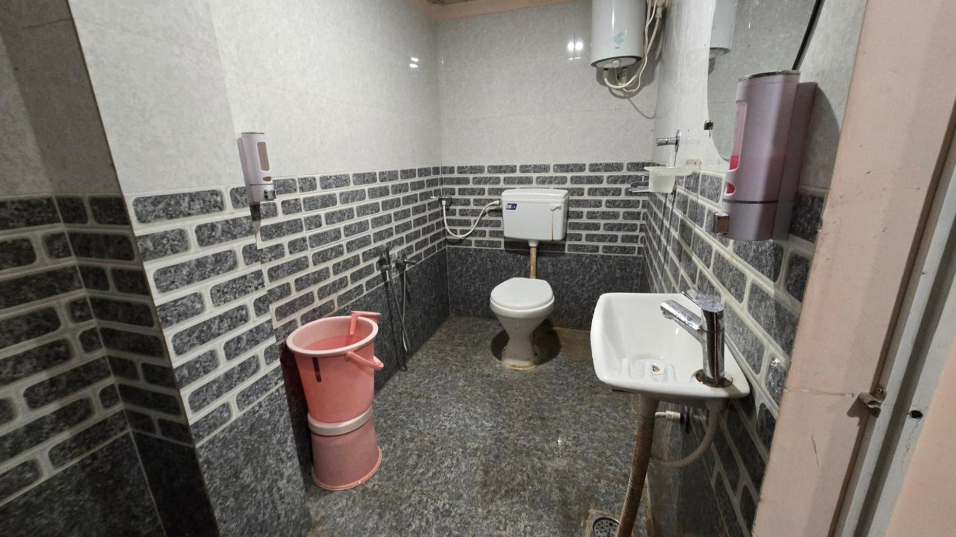 Hotel Maheshwari Green'S Ujjain Bagian luar foto