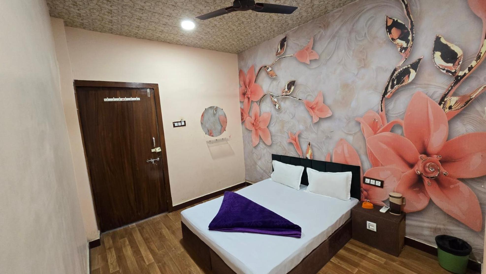 Hotel Maheshwari Green'S Ujjain Bagian luar foto