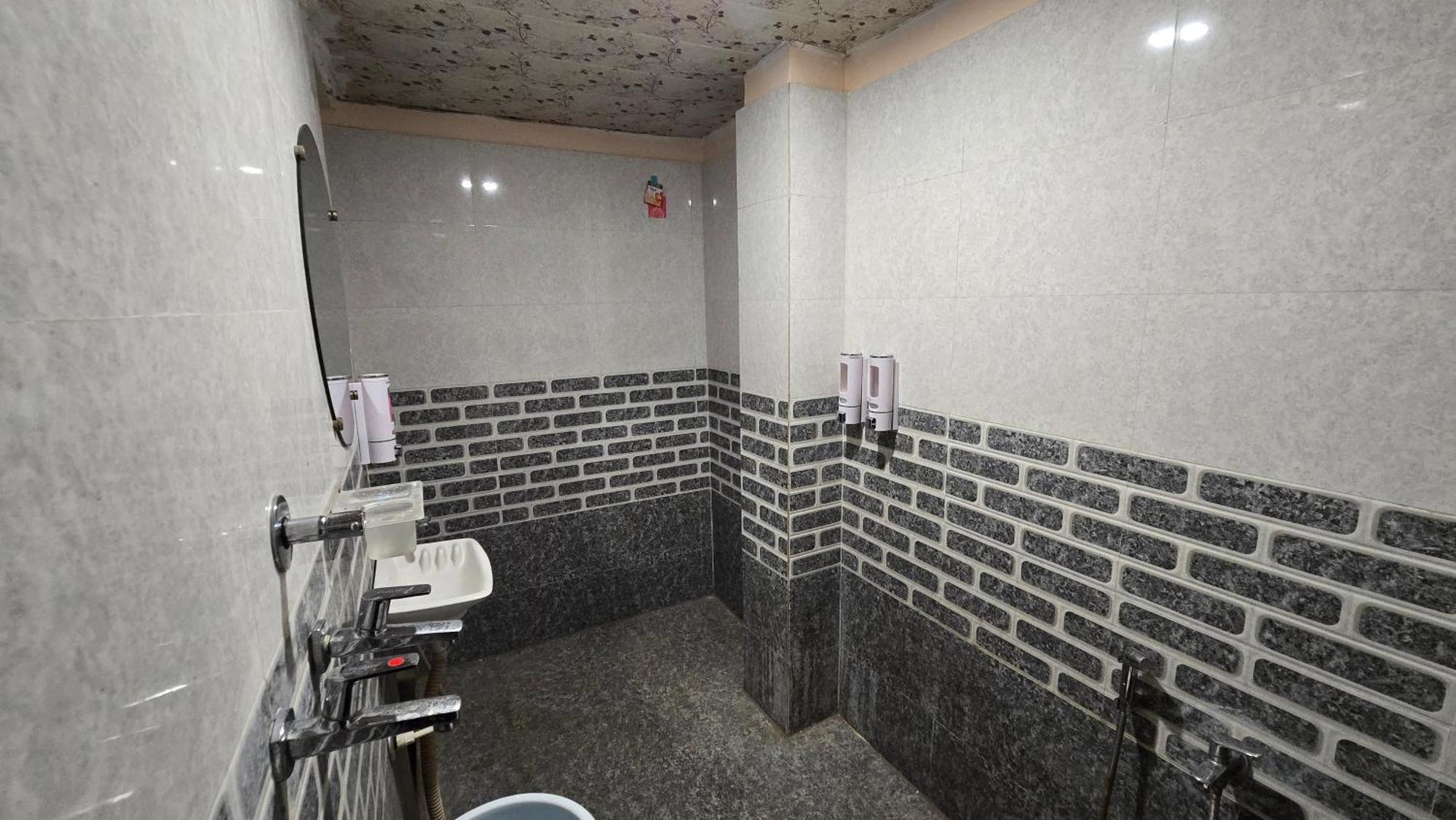 Hotel Maheshwari Green'S Ujjain Bagian luar foto