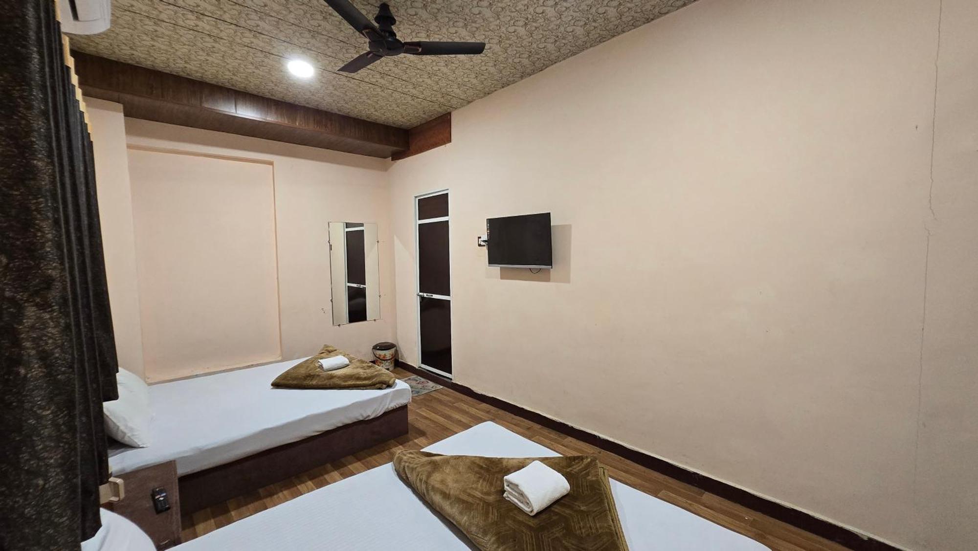 Hotel Maheshwari Green'S Ujjain Bagian luar foto