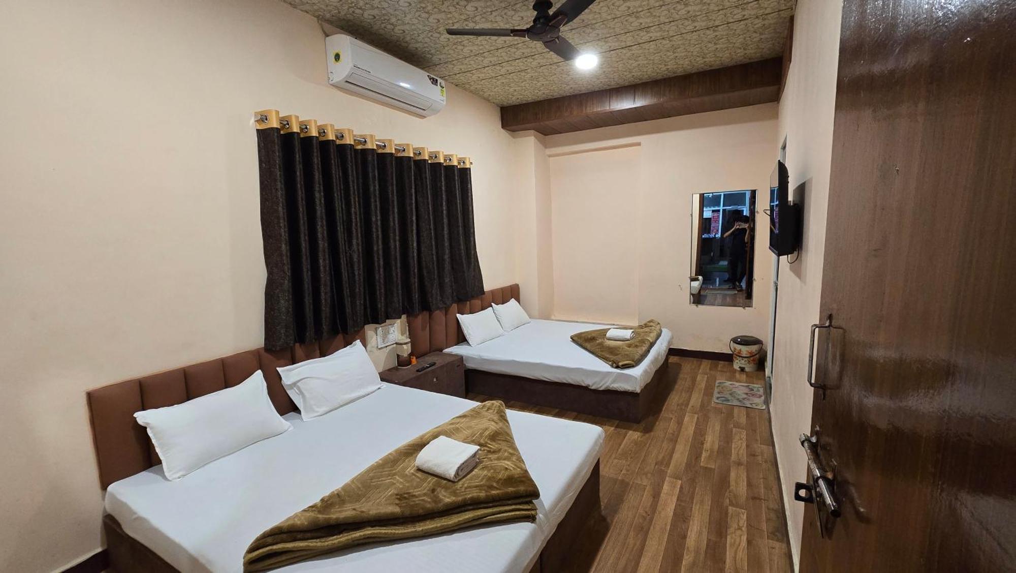 Hotel Maheshwari Green'S Ujjain Bagian luar foto