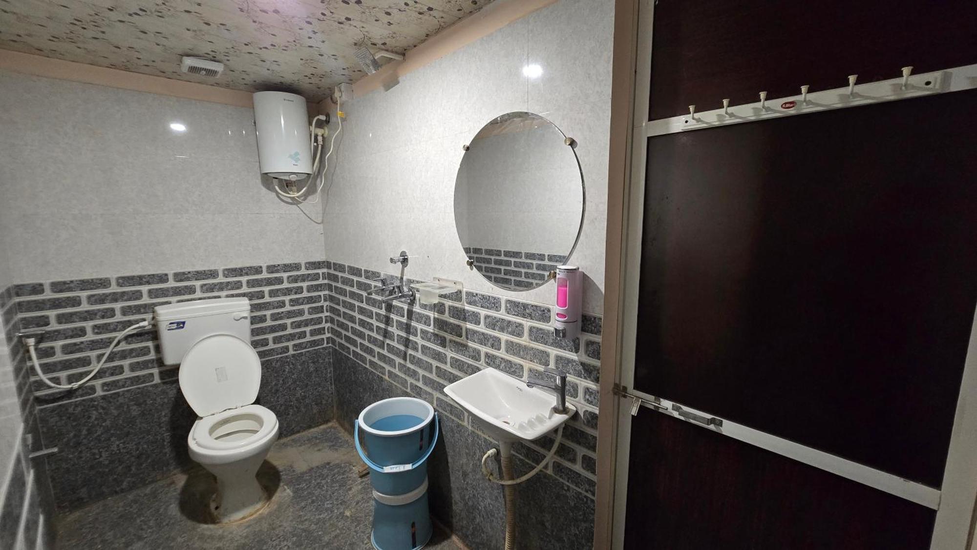 Hotel Maheshwari Green'S Ujjain Bagian luar foto