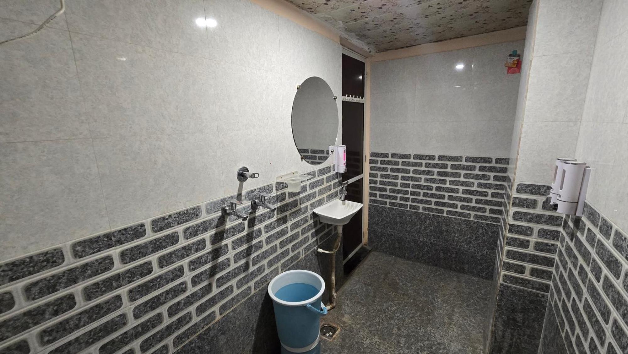 Hotel Maheshwari Green'S Ujjain Bagian luar foto