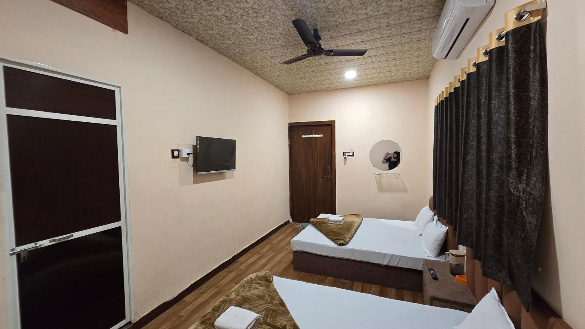 Hotel Maheshwari Green'S Ujjain Bagian luar foto